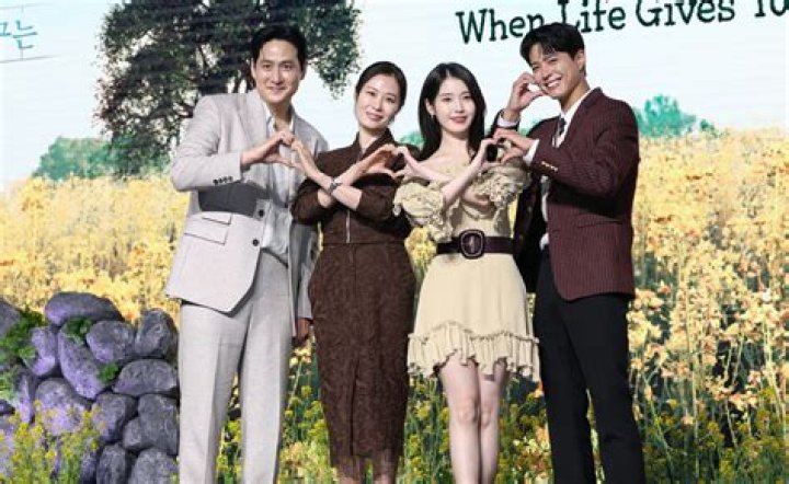 Song Hye Kyo | Religion, Parents- Song Dae Seob